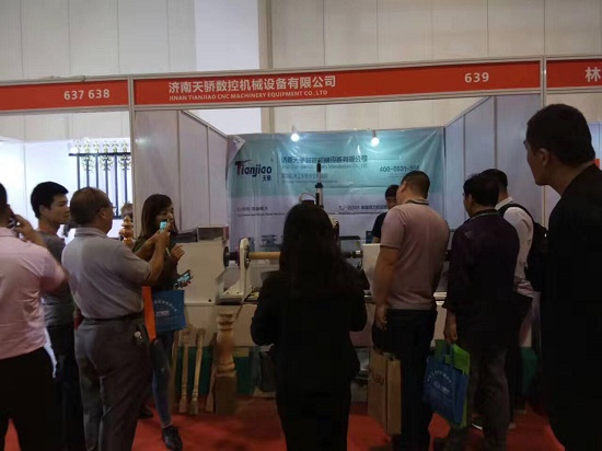 客户参观天骄数控木工车床 客户参观天骄数控木工车床