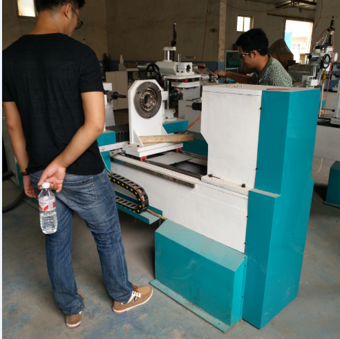 客户参观天骄数控木工车床 客户参观天骄数控木工车床